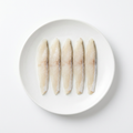 Illustrativ produktbild av skivad Kisu-fisk för sushitopping på vit tallrik mot vit bakgrund