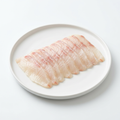 Illustrativ produktbild av skivad tilapia för sushitopping på vit tallrik mot vit bakgrund