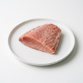 Bukdel av storögd tonfisk Big Eye Toro på vit tallrik