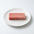 Blåfenad tonfisk Chu-toro i SAKU-format på vit tallrik