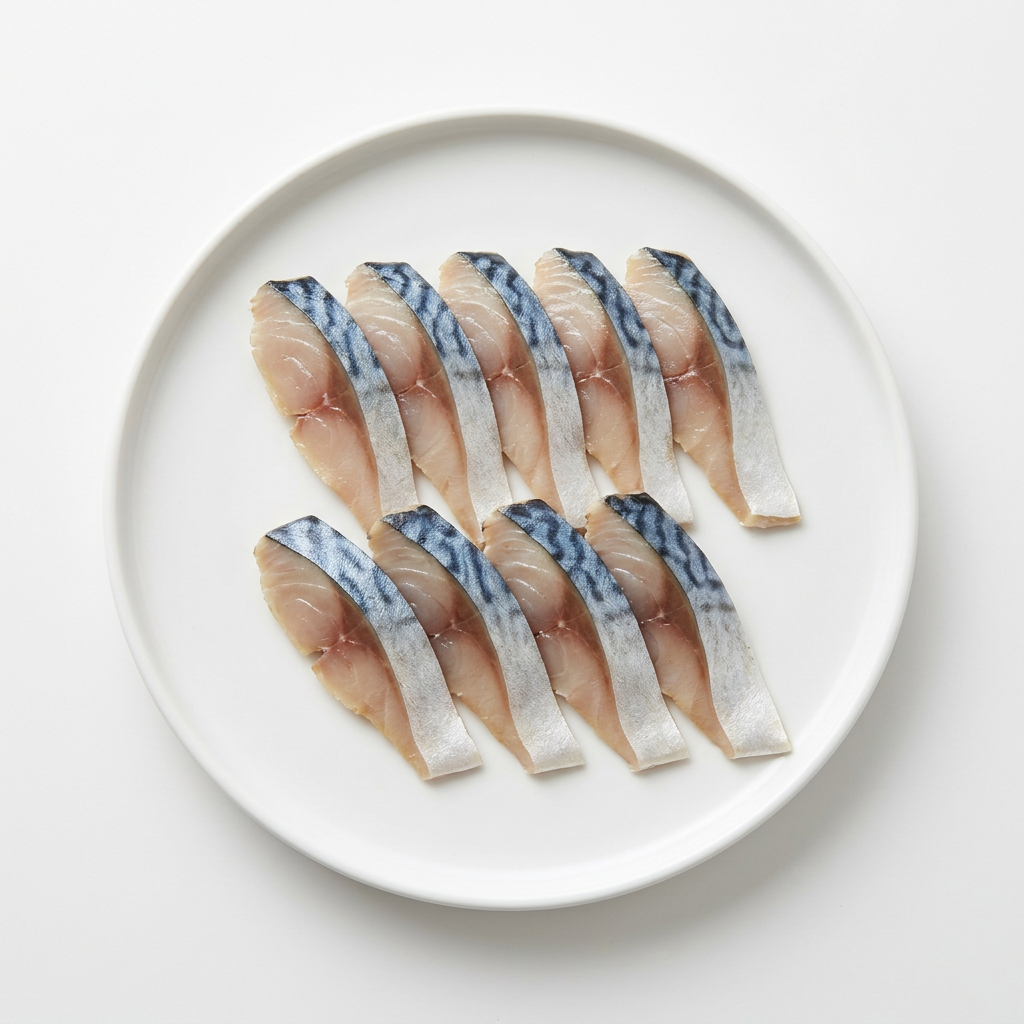 Illustrativ produktbild av skivad makrill för sushitopping på vit tallrik mot vit bakgrund