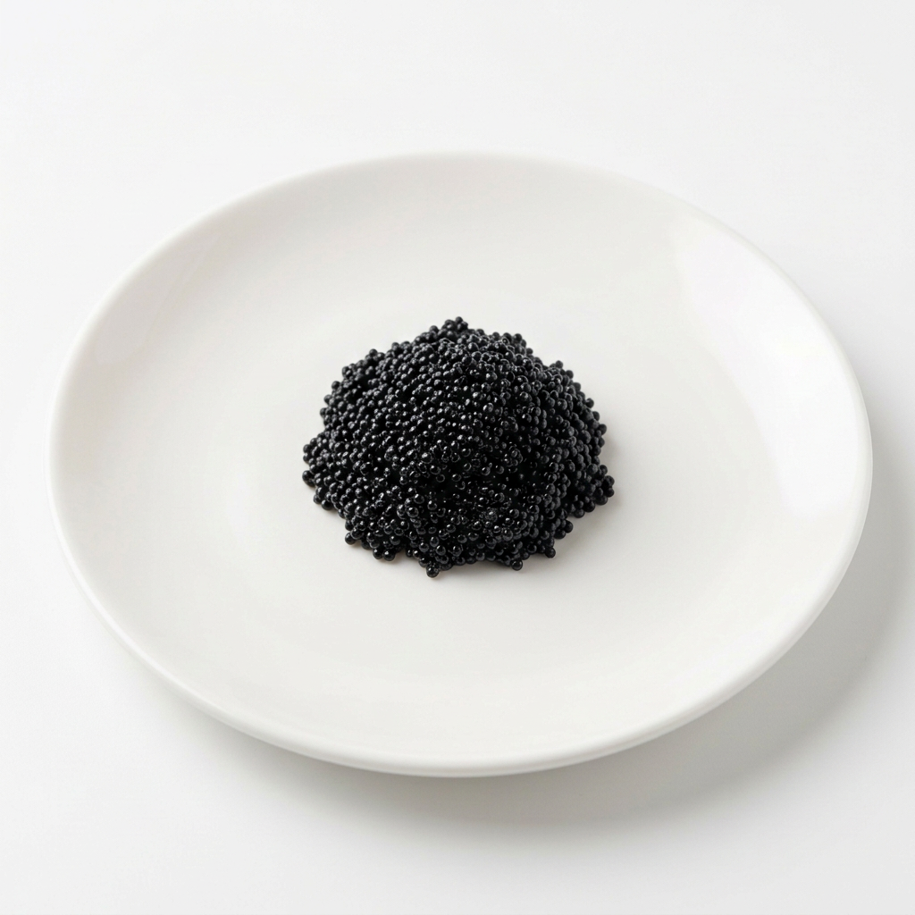 En liten portion svart masago fiskrom på vitt fat